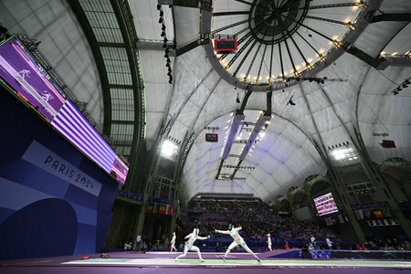 パリ五輪、フェンシング女子エペ個人1回戦。ルワンダの選手（右）と対戦する吉村美穂（2024年7月27日撮影）。