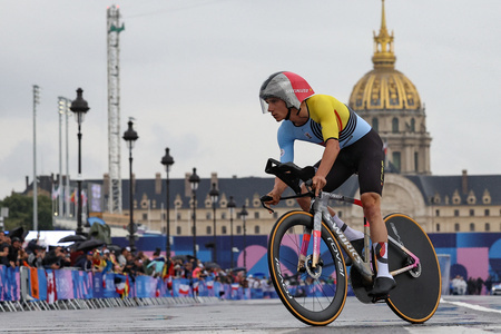 パリ五輪、自転車ロードレース男子個人タイムトライアル。レースに臨むベルギーのレムコ・エベネプール（2024年7月27日撮影）。