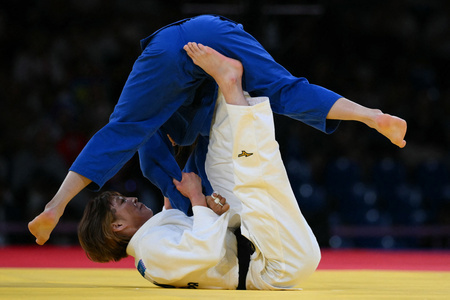 パリ五輪、柔道女子48キロ級決勝。モンゴルのバーサンフー・バブードルジ（上）と対戦する角田夏実（2024年7月27日撮影）。