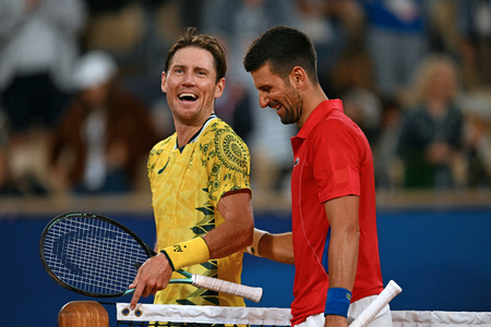 パリ五輪、テニス男子シングルス1回戦。試合後に笑顔を交わすセルビアのノバク・ジョコビッチ（右）とオーストラリアのマシュー・エブデン（2024年7月27日撮影）。