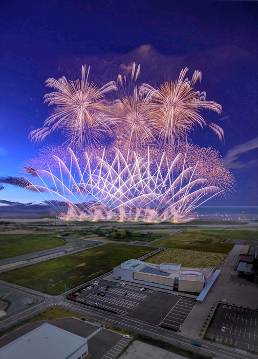 双葉町で開かれる花火大会のイメージ。中央下の建物が東日本大震災・原子力災害伝承館（ＮＰＯ法人県クリエイターズ協会提供）