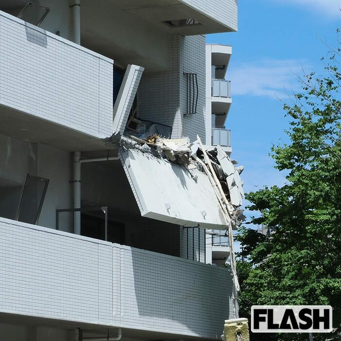 爆発現場の様子（写真・梅基展央）