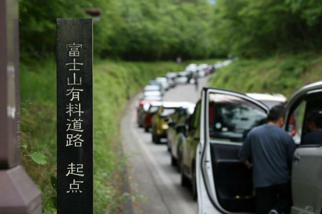 富士スバルラインが悪天候で通行止めになり、登山客らの車の長い行列ができた=2024年7月1日午前6時48分、山梨県富士河口湖町、上田幸一撮影