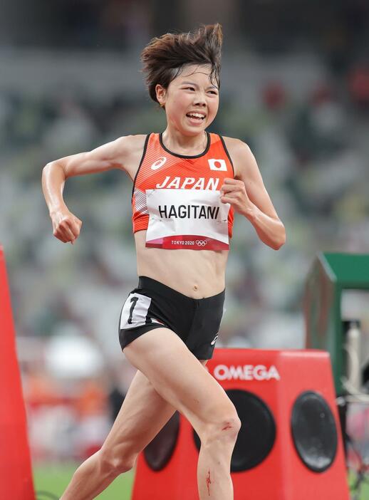 東京五輪陸上女子5000メートル予選で力走する萩谷楓＝2021年7月30日