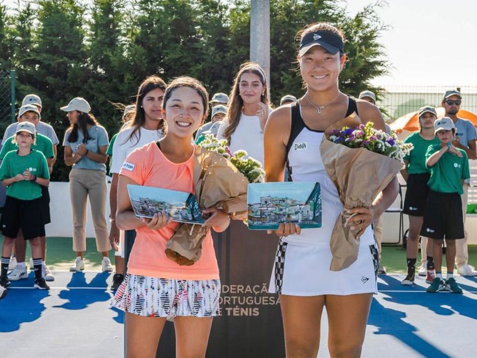 「フィゲイラ ダ フォス国際女子オープン」（ポルトガル・フィゲイラ ダ フォス）の女子ダブルスで優勝を飾った石井さやか（ユニバレオ／右）と佐藤南帆（三田興産）（写真◎大会提供）