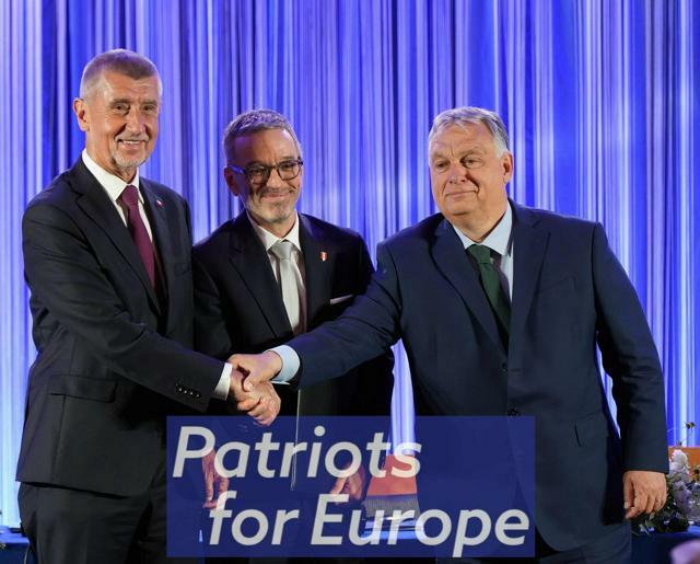 記者会見で手を携えるハンガリーのオルバン首相（右）とオーストリアの自由党のキクル党首（中央）、チェコのバビシュ前首相=バビシュ氏のフェイスブックから