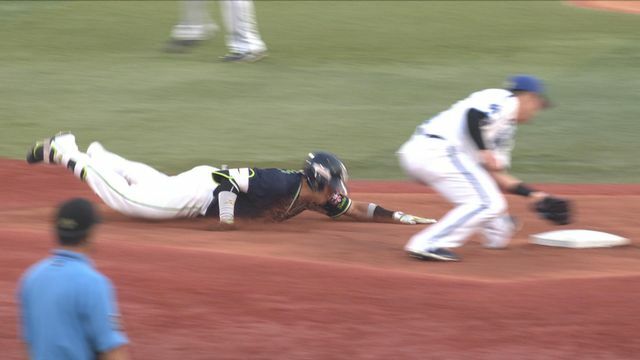 2回村上宗隆選手が2塁打を狙うもアウト