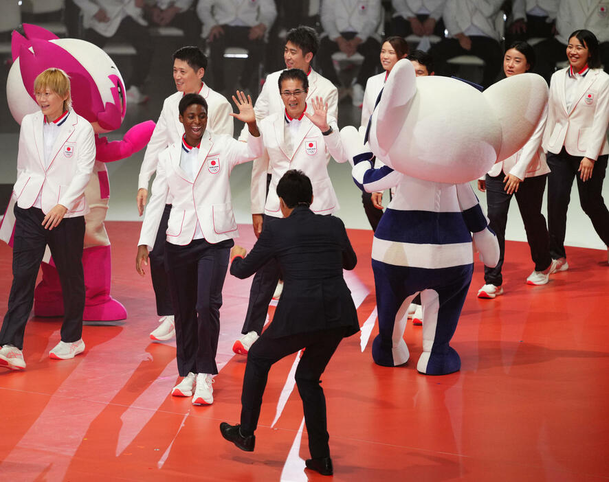 パリ五輪日本選手団「TEAM JAPAN」の壮行会で入場する馬瓜エ（左から2人目）らバスケットボール女子日本代表の選手たち（撮影・江口和貴）
