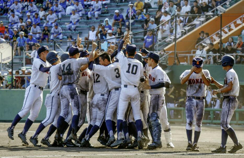 サヨナラ勝ちで全国高校野球選手権大会の出場を決めた沖縄の興南＝沖縄セルラースタジアム那覇