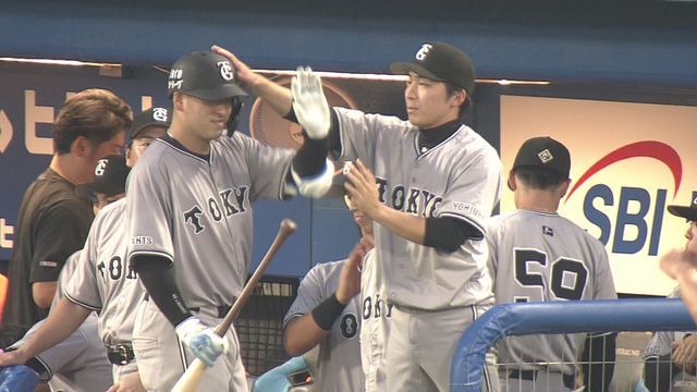 ナインに迎えられる巨人の岸田行倫選手