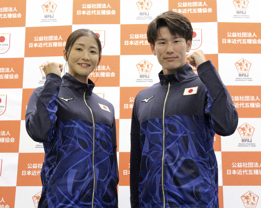 記者会見し、ポーズを取る近代五種のパリ五輪日本代表の内田美咲（左）、佐藤大宗＝13日、東京都新宿区