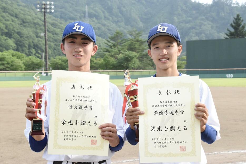 決勝で勝利に貢献した岩手大の駒井優樹内野手(右)と杉澤直輝投手