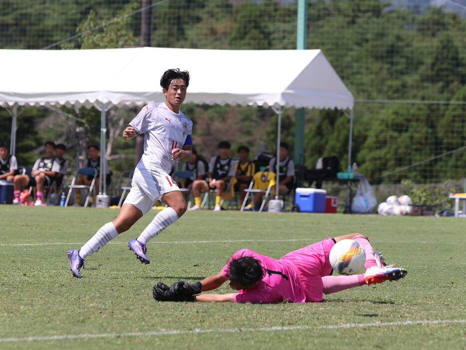 前半34分、神村学園高FW名和田我空(3年=神村学園中出身)がこの日2点目のゴール(Manabu TAKAHASHI)