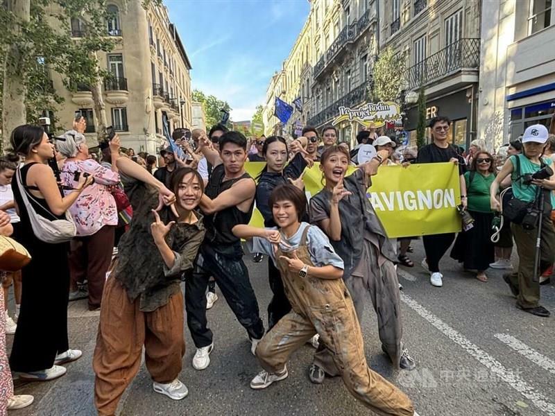 仏アビニョン演劇祭の自主参加部門「オフ」の開幕パレードに参加する滞留島舞踊劇場のメンバー（手前）ら