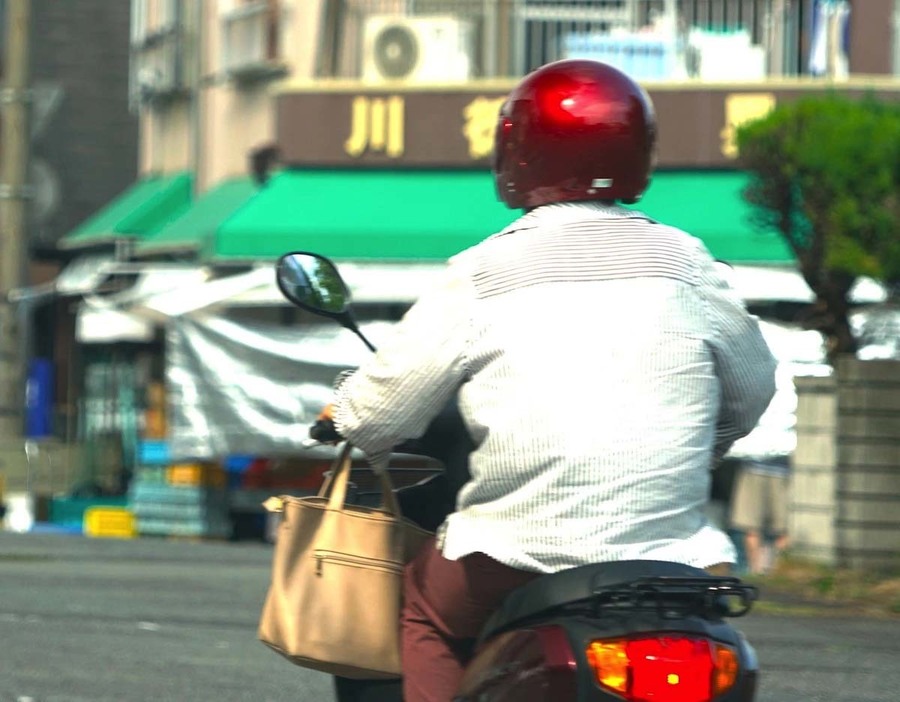 バイクのハンドルに、バッグやレジ袋などの荷物をぶら下げて走ることは、乗車積載方法違反になる可能性がある