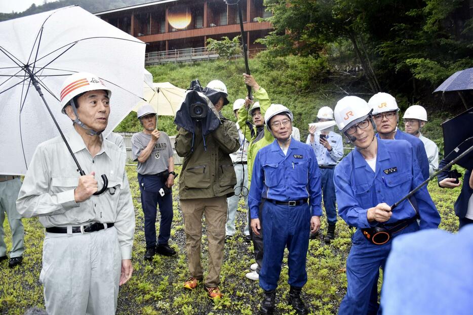 リニア中央新幹線静岡工区の工事予定場所を視察し、説明を受ける静岡県の鈴木康友知事（左端）＝10日午後、静岡市