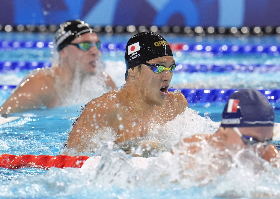 男子400メートル個人メドレー予選　平泳ぎで力泳する瀬戸大也（中央）。右はフランスのレオン・マルシャン＝パリ郊外（共同）