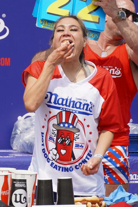 ホットドッグ早食い大会で優勝した須藤美貴さん＝4日、ニューヨーク（共同）