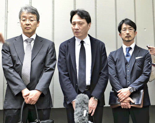 報道陣の取材に応じる東京女子医科大の本田五郎教授（左）や新浪博教授（中央）ら