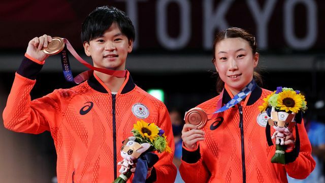 東京五輪のバドミントン混合ダブルスで銅メダルを獲得した渡辺勇大選手と東野有紗選手の“ワタガシペア”(写真：西村尚己/アフロスポーツ)