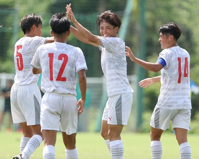 １回戦から圧倒的な攻撃力で勝ち上がってきた神村学園が４強入り。写真：滝川敏之