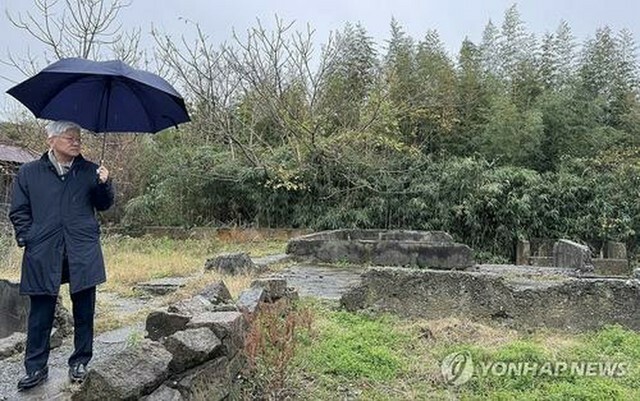 昨年12月、佐渡島の金山を訪れた尹徳敏（ユン・ドクミン）駐日大使（在日韓国大使館提供）＝（聯合ニュース）≪転載・転用禁止≫