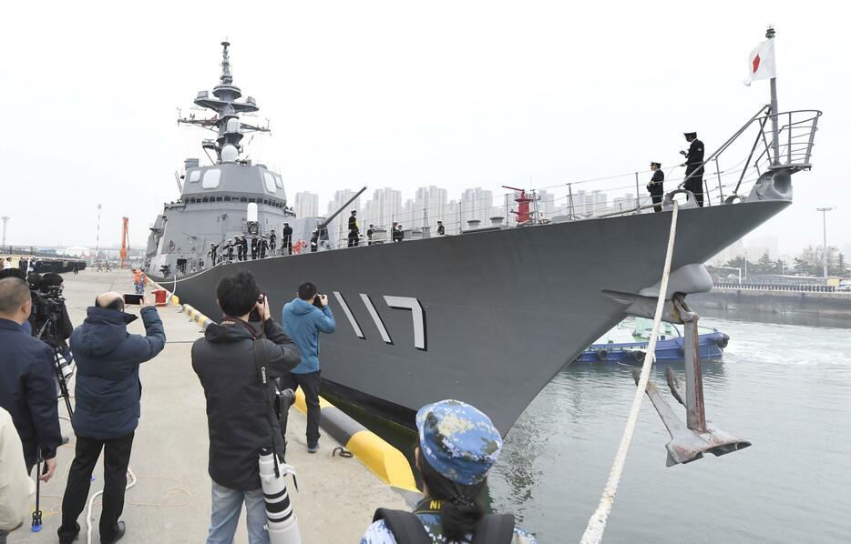 中国海軍創設70周年の国際観艦式に参加するため、山東省青島に到着した海上自衛隊の護衛艦「すずつき」＝2019年4月（共同）