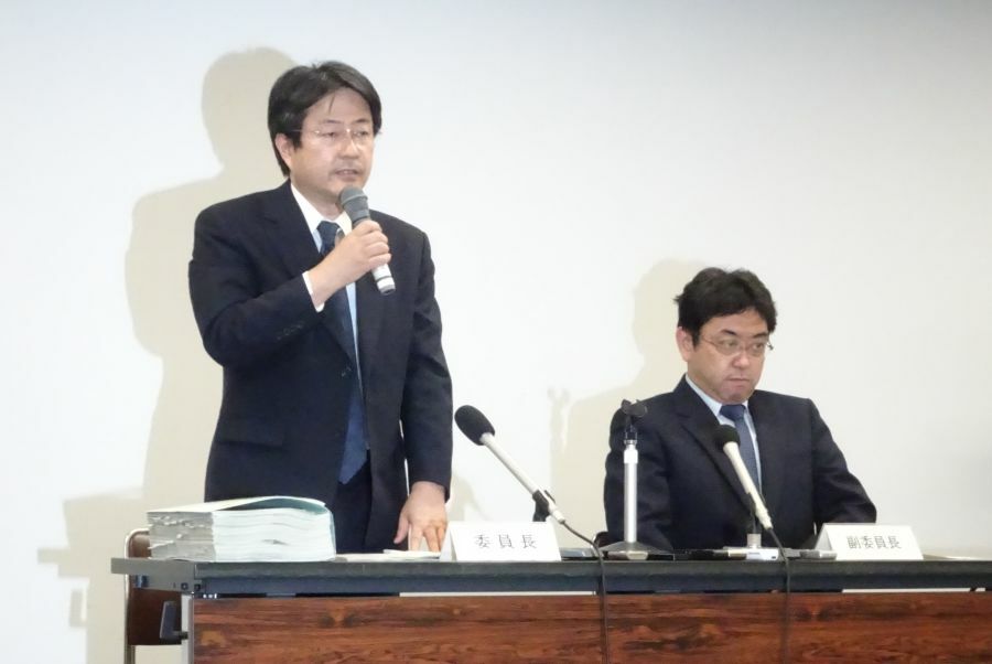 昨年９月26日、医療事故調査委員会の委員長として会見に出席した長尾能雅氏（左）