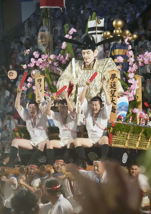 博多祇園山笠の「追い山笠」で、櫛田神社の境内を駆け抜ける「西流」の舁き山笠＝15日早朝、福岡市