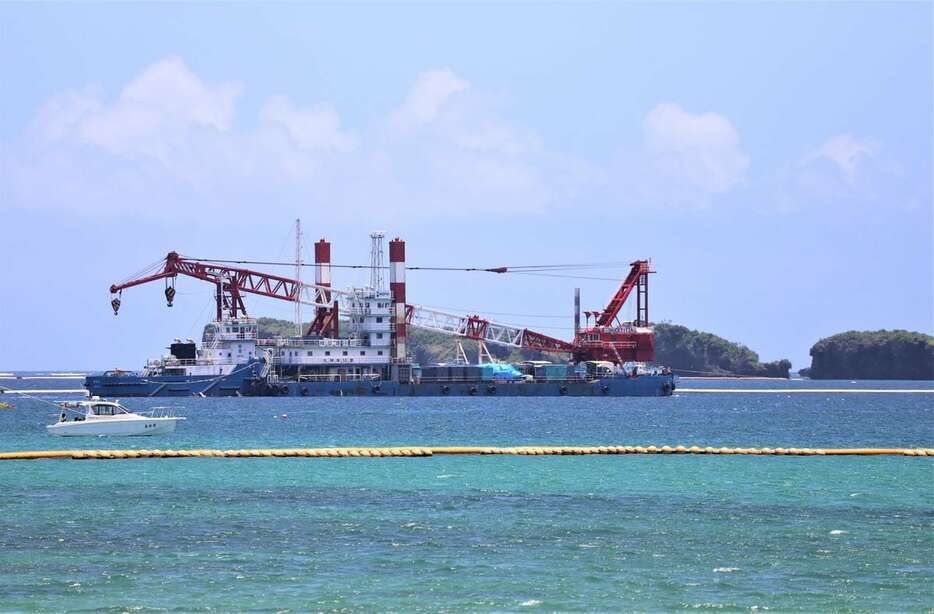 大浦湾の現場海域に到着したクレーン船＝１日午後１時３分ごろ、沖縄県名護市（大竹直樹撮影）