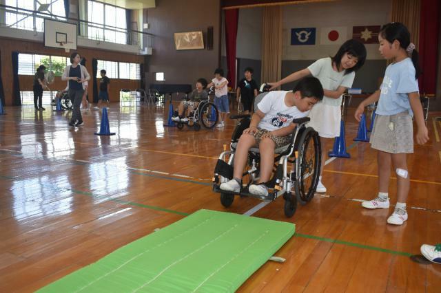 車いすの補助などを通じて理解を深めた有明小の福祉体験授業