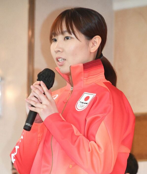 会見でパリ五輪への決意を語る女子フルーレ・上野優佳