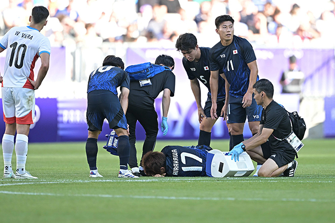 タックルを受けてその場に倒れた平河（17番）。写真：金子拓弥(サッカーダイジェスト写真部／JMPA代表撮影)