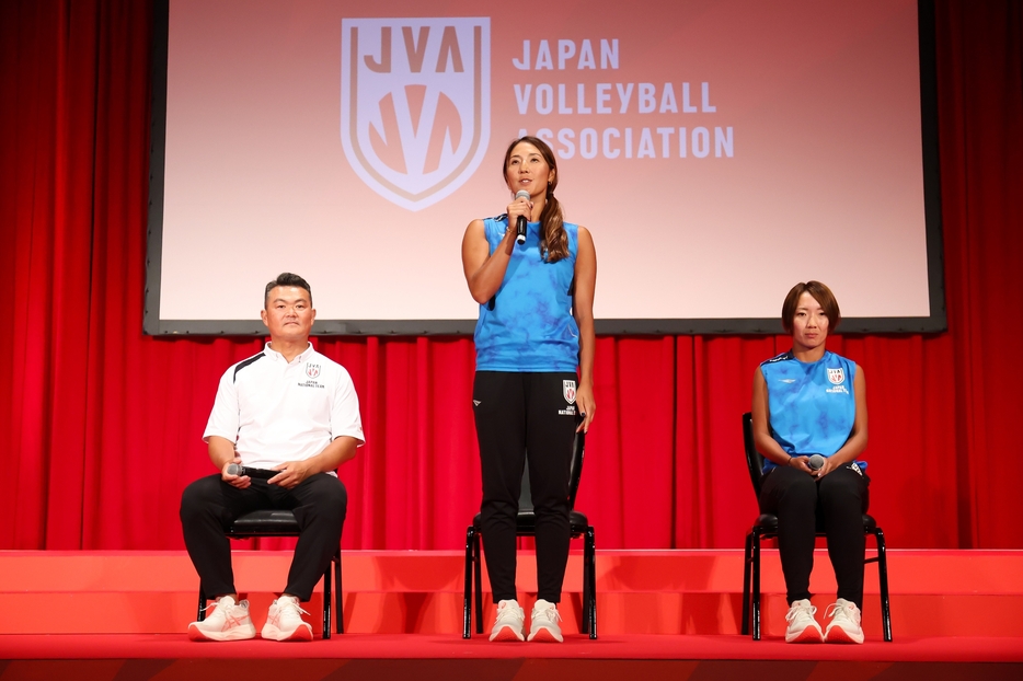 メダル獲得に強い思いを見せる長谷川（写真中央、左は山本監督、右は石井）【写真：月刊バレーボール】