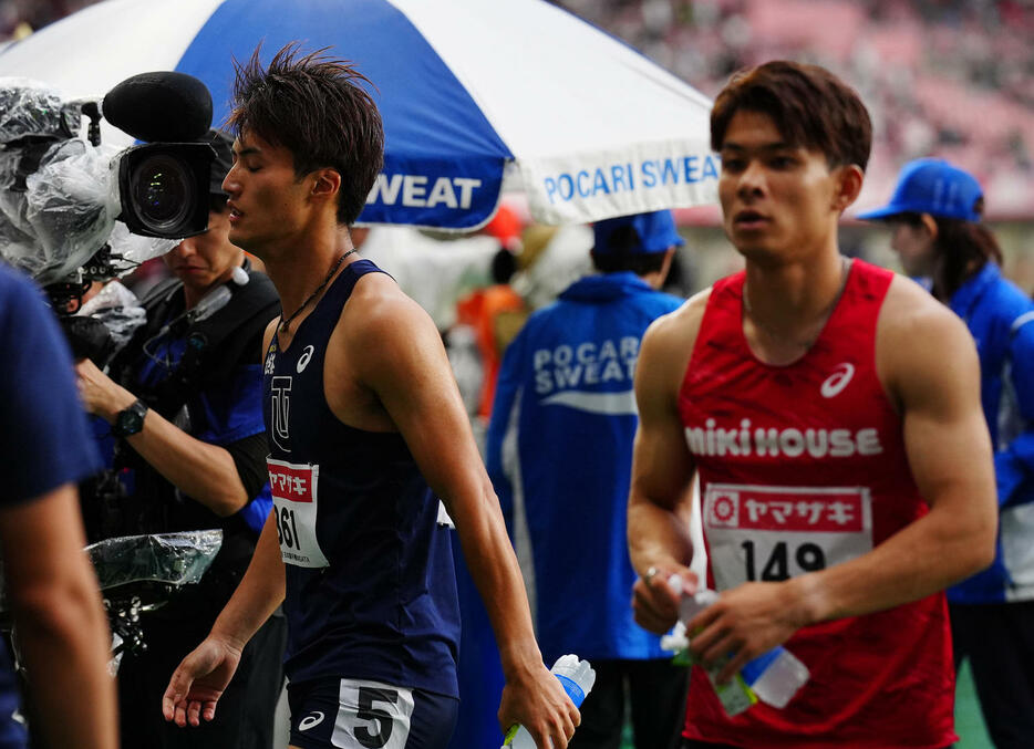 男子100メートル決勝、レースを終え悔しげな表情を浮かべ引き揚げる柳田（左）（撮影・垰建太）