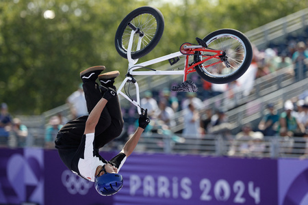 パリ五輪、自転車BMX男子フリースタイル・パーク予選。演技に臨む中村輪夢（2024年7月30日撮影）。