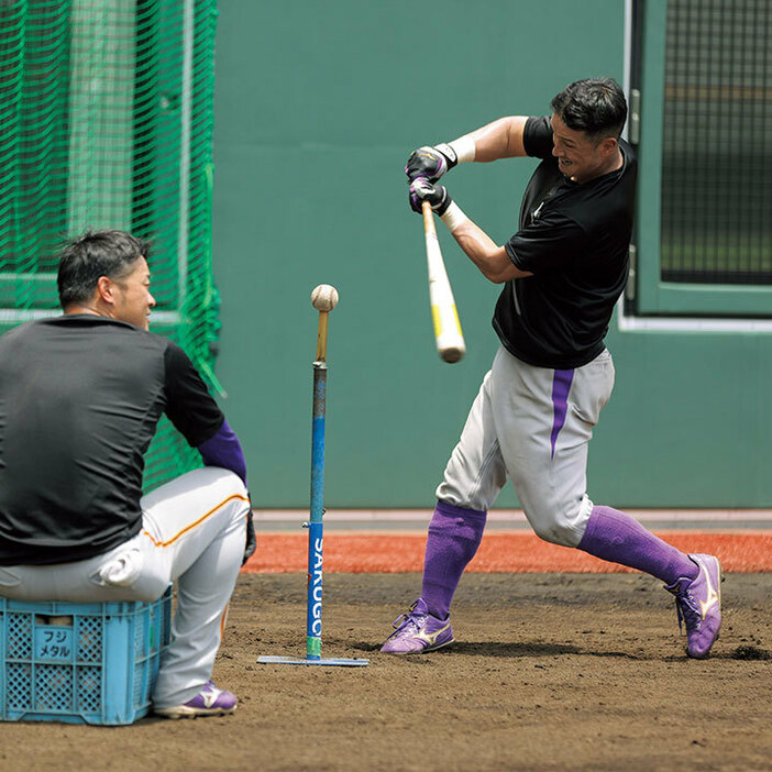 31歳のベテラン・秋利雄佑[写真右]。前大会決勝では9回に意地の一発を放った