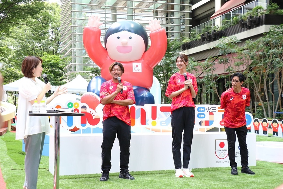 早速、未明の日本vsパラグアイ戦についてコメントする大久保氏（左から2人目）