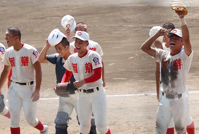 勝利を喜ぶ智辯学園の選手たち