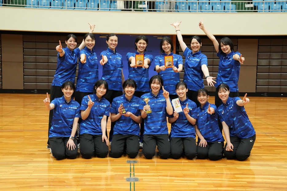 初優勝を果たしたトヨタ車体クインシーズ【写真：月刊バレーボール】