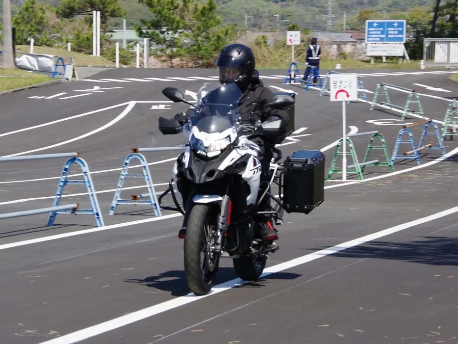 一度走り出してしまえば車重やシート高は全く気にならない。むしろ広い視野が確保でき、よりライディングに集中できた