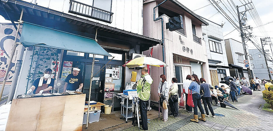 ウナギの蒲焼きを求める行列＝上市町の湯崎乃屋鮮魚店