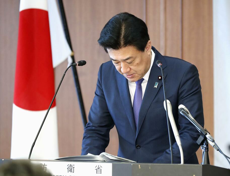 一連の不祥事を受け、記者会見で謝罪する木原防衛相＝19日午前、防衛省