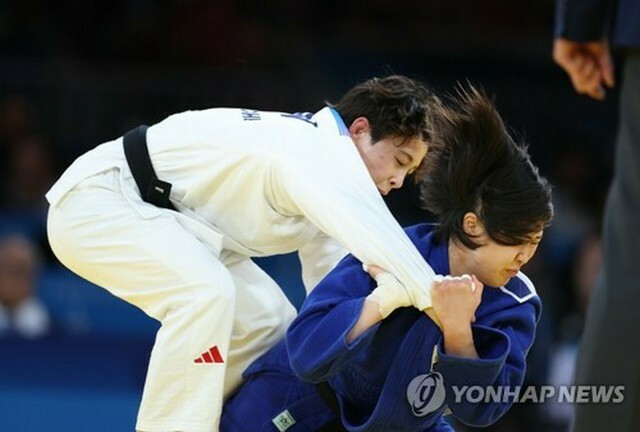 柔道女子57キロ級の決勝で戦う韓国代表の許海実（右）＝29日、パリ（聯合ニュース）