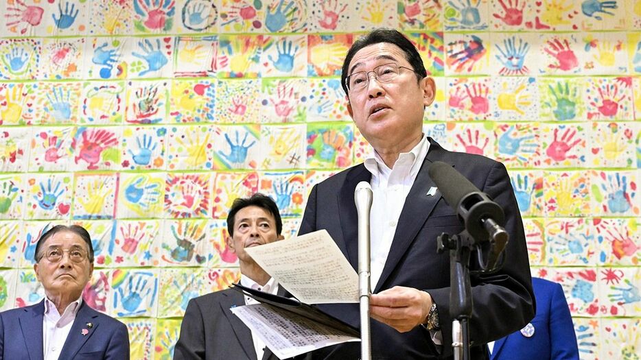 東京都町田市内の福祉施設を視察後、記者の質問に答える岸田文雄首相＝2024年7月26日（時事）