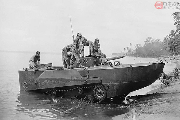 太平洋戦争終結後、南太平洋にあるニューブリテン島ラバウルでオーストラリア軍の調査を受ける旧日本海軍の特二式内火艇（画像：アメリカ海軍）。