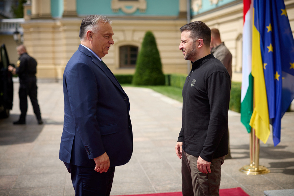 ハンガリーのオルバン首相（左）は２日、ウクライナの首都キーウを訪問してゼレンスキー大統領（右）と会談し、ロシアとの戦闘終結につなげるために停戦を検討するよう求めた。提供写真。（２０２４年　ロイター/Handout via REUTERS）