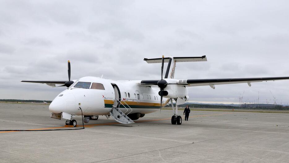 カナダ政府が日本、韓国の漁業監督官と合同で実施した、違法漁業の空中監視で使われた航空機＝9日、北海道千歳市