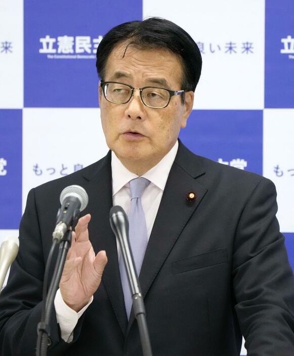 記者会見する立憲民主党の岡田幹事長＝2日午後、国会