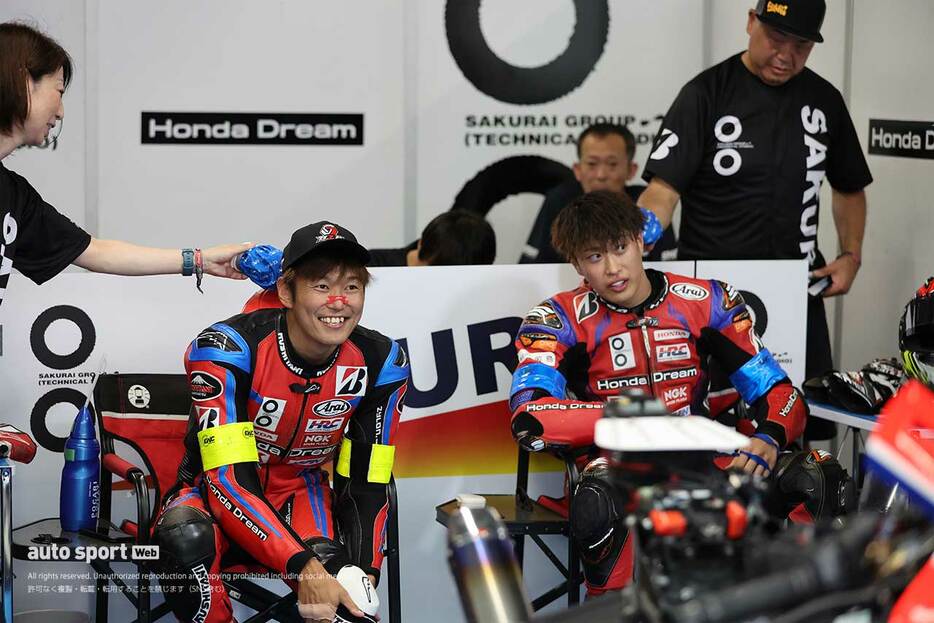 トップ10トライアル前の日浦大治朗、伊藤和輝（Honda Dream RT SAKURAI HONDA）／2024鈴鹿8耐